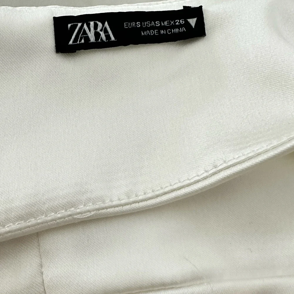 Zara Rose Appliqué White Crop Top - Picture 10 of 10